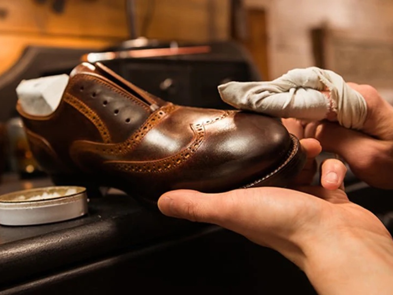 نحوه واکس زدن کفش چرمی