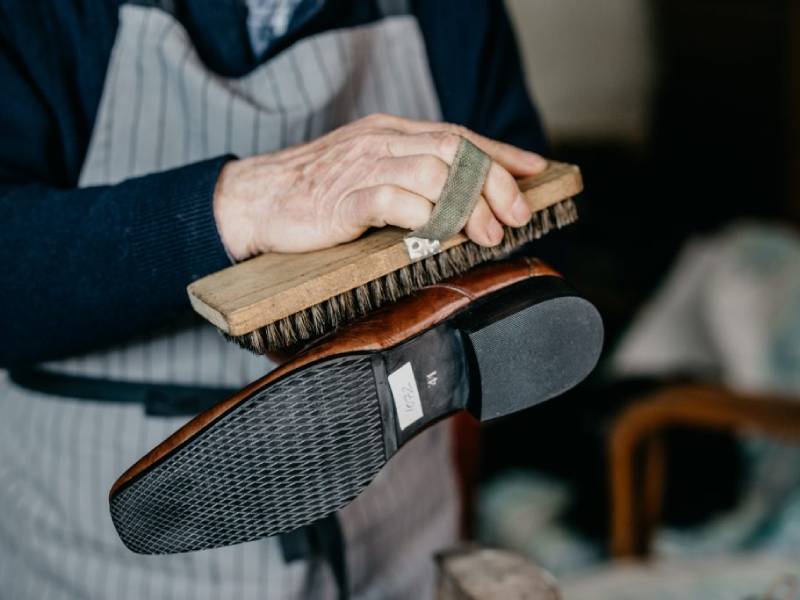 روش تميز كردن كفش چرم قهوه ای