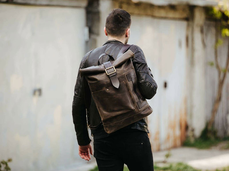 ترکیب کت چرم و کوله پشتی