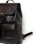 جزییات کوله پشتی دو جیب چرمی